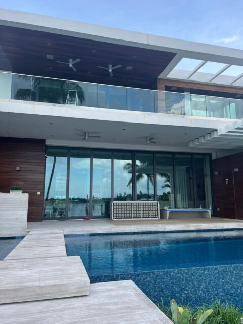 Area exterior de una casa con piscina, Construccion,Remodelacion,Renovación,Lujo,Miami,FL,Personalizada